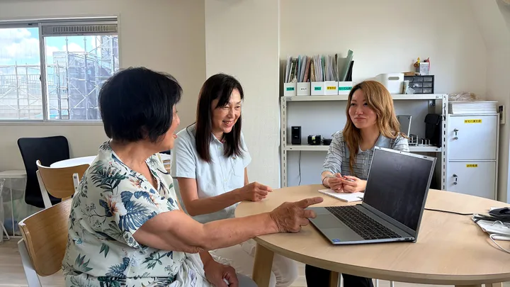 ケアマネジャーが相談しながら働く様子