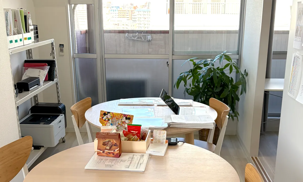 スタッフが笑顔で集まっている様子