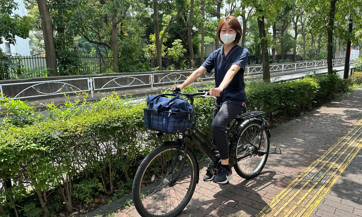 電動自転車で訪問に向かうスタッフ
