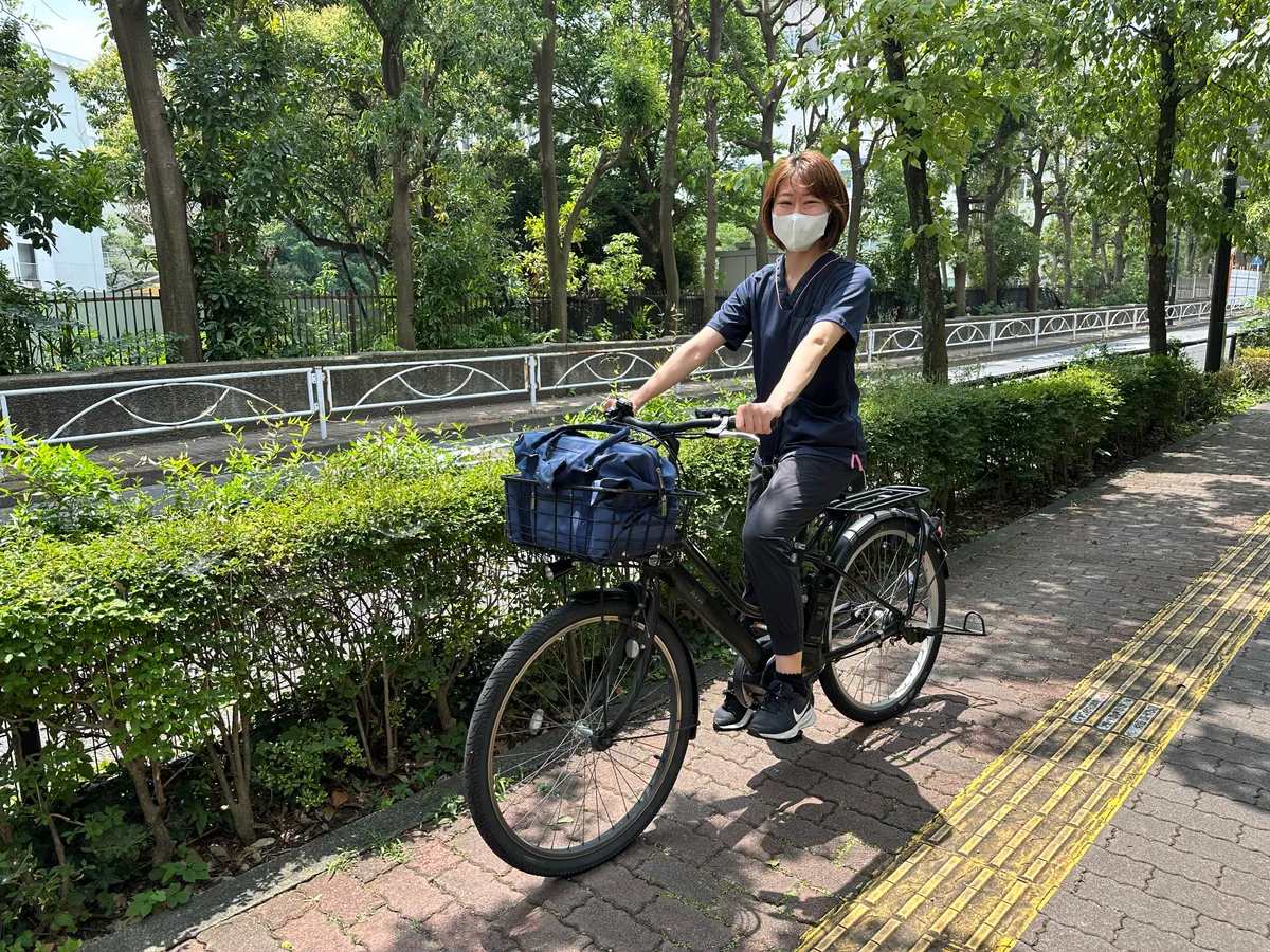 電動自転車で訪問に向かうスタッフ
