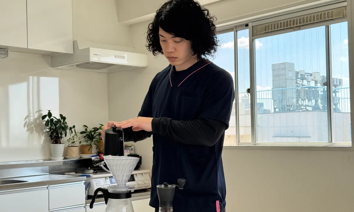 事務所でスタッフがコーヒーを淹れている様子