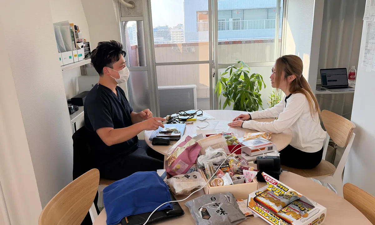 事務所でスタッフ同士が話し合っている様子